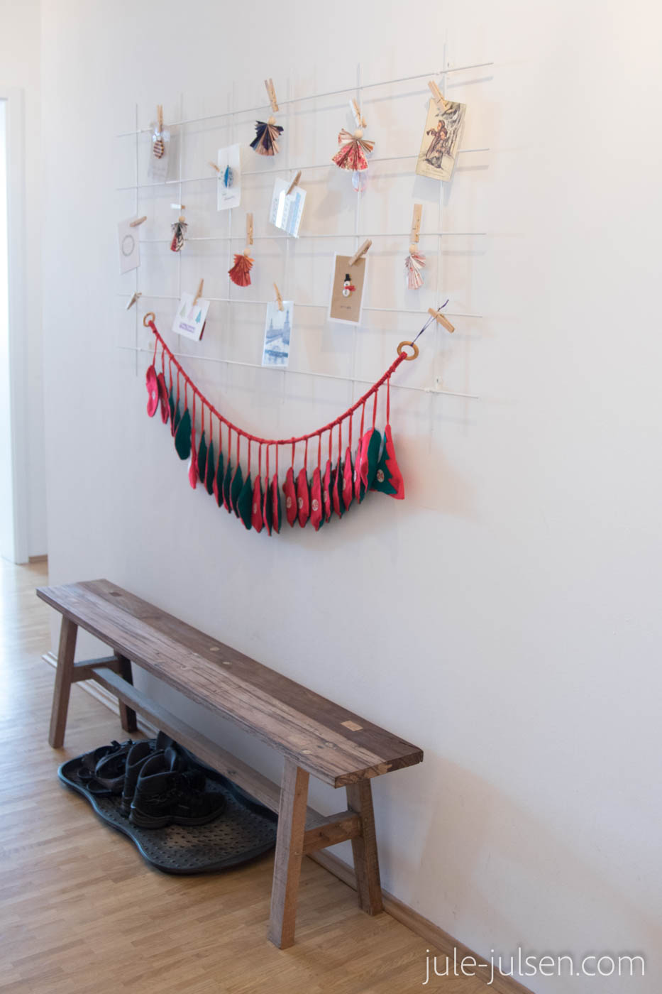 Deko aus selbst gemachten Weihnachtskarten und Papierengeln an einem Pflanzgitter Deko aus selbst gemachten Weihnachtskarten und Papierengeln an einem Pflanzgitter