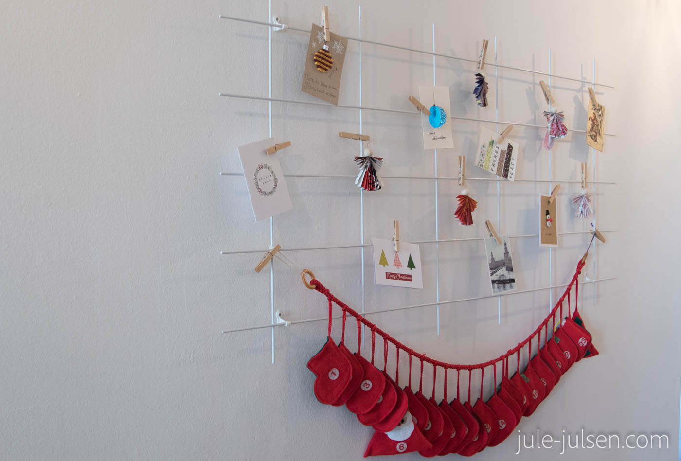 Deko aus selbst gemachten Weihnachtskarten und Papierengeln an einem Pflanzgitter Deko aus selbst gemachten Weihnachtskarten und Papierengeln an einem Pflanzgitter
