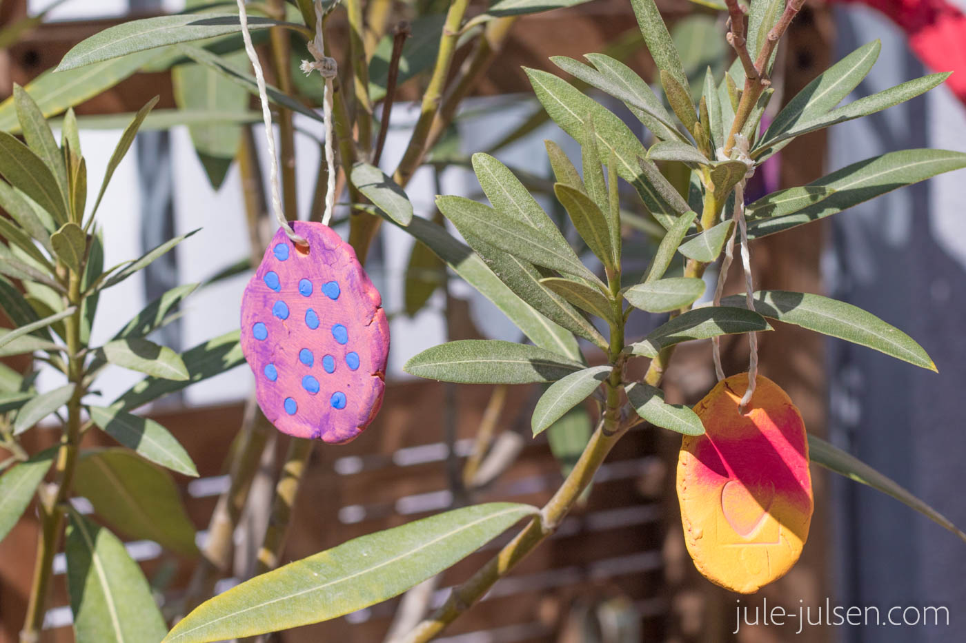 bunte Osterdeko auf dem Balkon bunte Osterdeko auf dem Balkon