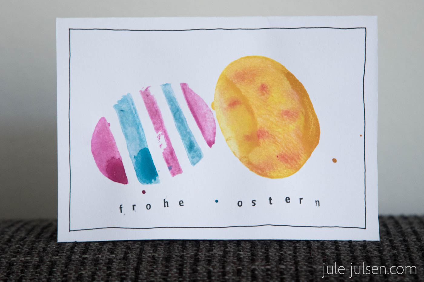 Osterkarte mit bunten Ostereiern gemacht mit Kartoffelstempeln Osterkarte mit bunten Ostereiern gemacht mit Kartoffelstempeln