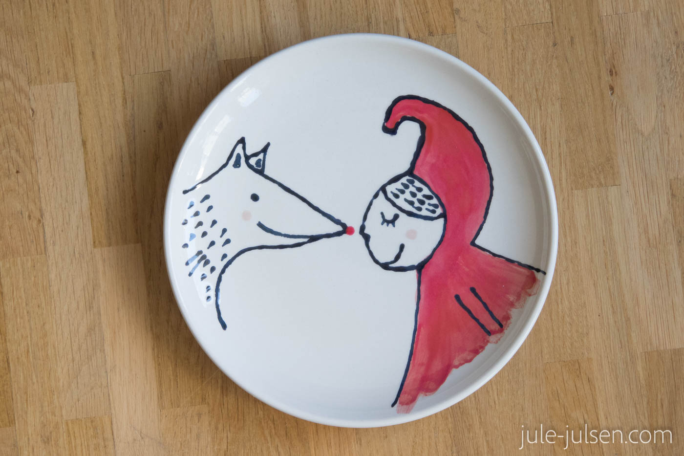 selbst bemalter Kinderteller mit Rotkaeppchen und dem Wolf selbst bemalter Kinderteller mit Rotkaeppchen und dem Wolf