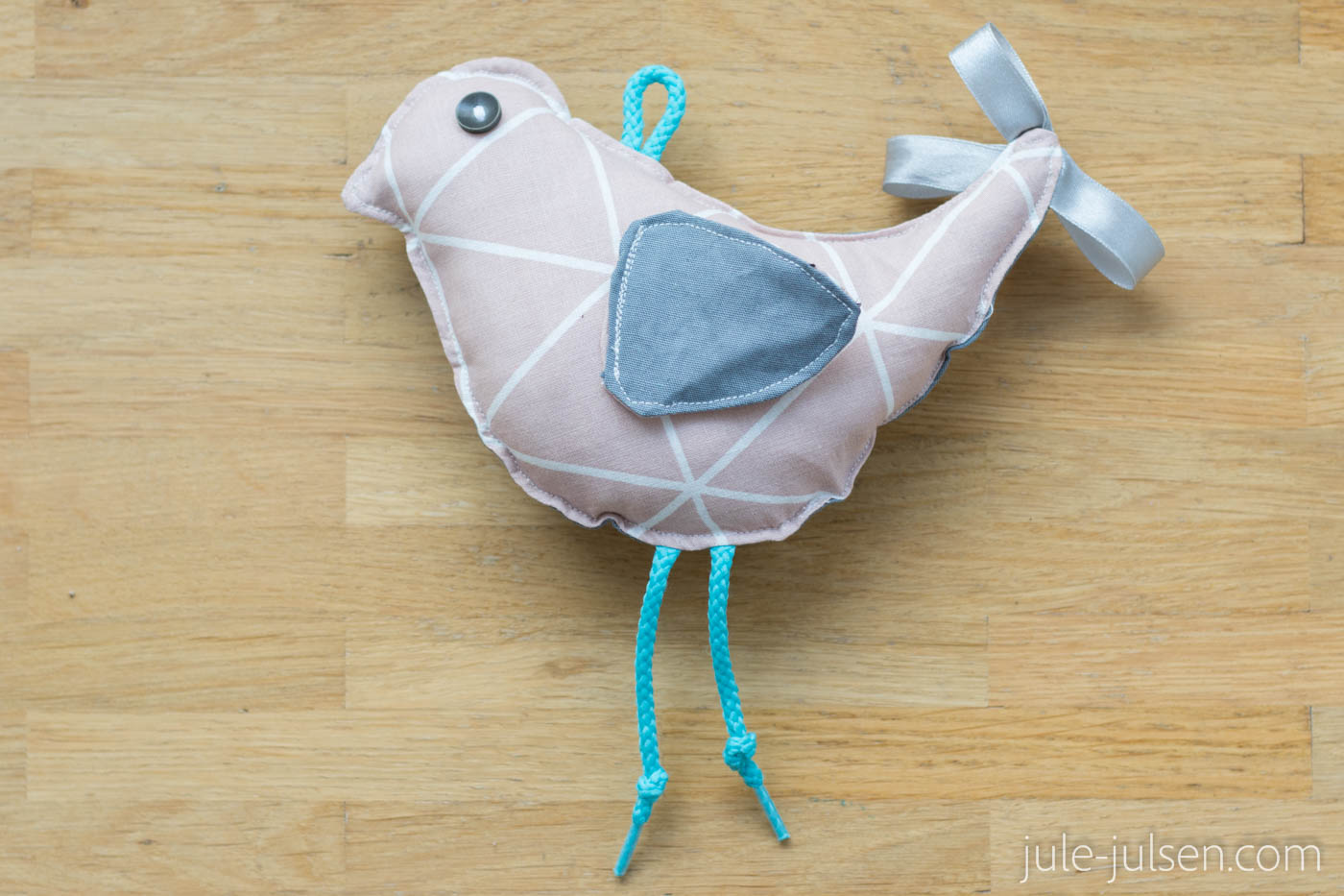 diy Babyspielzeug: Rassel, Kuscheltier und Knistertuch in einem diy Babyspielzeug: Rassel, Kuscheltier und Knistertuch in einem
